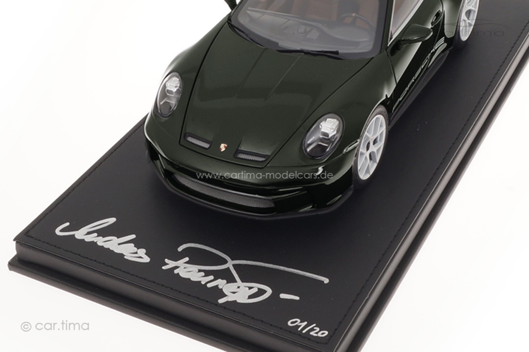 Porsche 911 (992) S/T Dunkelolivmet. Originalsignatur Andreas Preuninger car.tima CUSTOMIZED 1:18