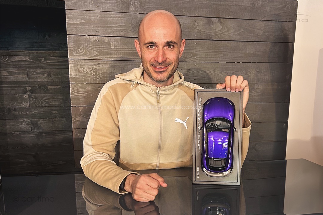 Porsche Taycan Turbo GT Rundenrekord Nordschleife Originalsignatur Lars Kern Minichamps 1:18