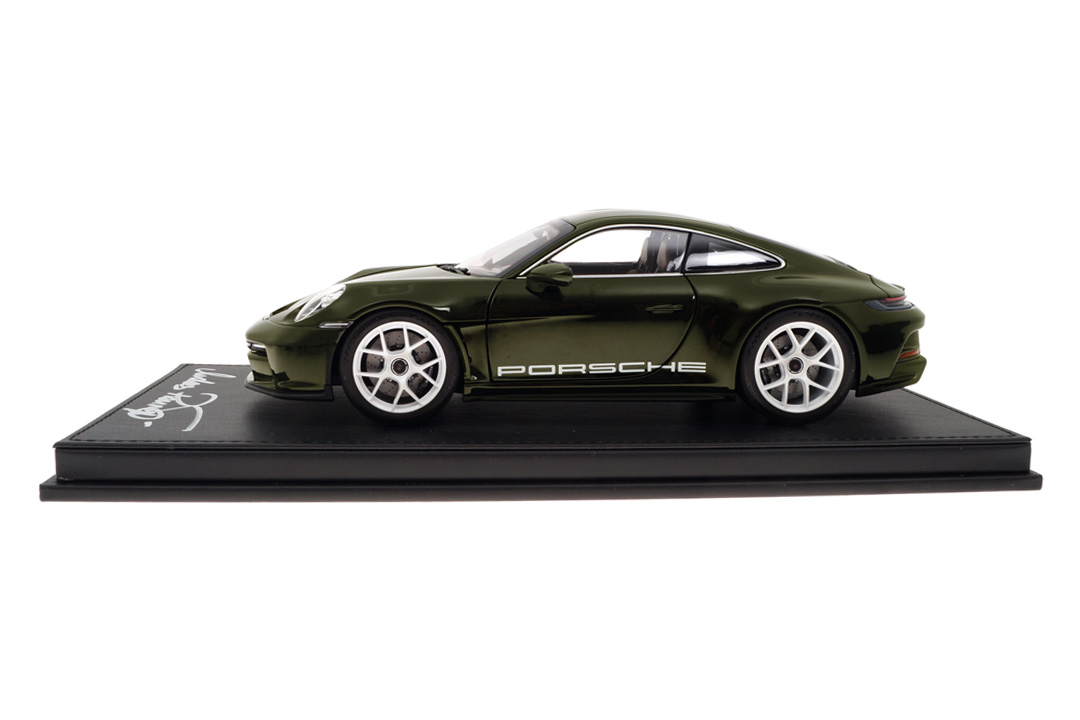 Porsche 911 (992) S/T Dunkelolivmet. Originalsignatur Andreas Preuninger car.tima CUSTOMIZED 1:18