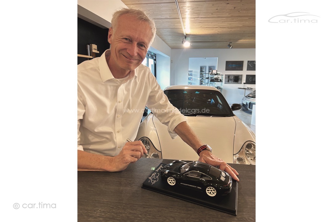 Porsche 911 (992) S/T Dunkelolivmet. Originalsignatur Andreas Preuninger car.tima CUSTOMIZED 1:18